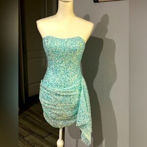 Strapless Corset Sequin
Bodycon Streamer Mini
Dresses-Green